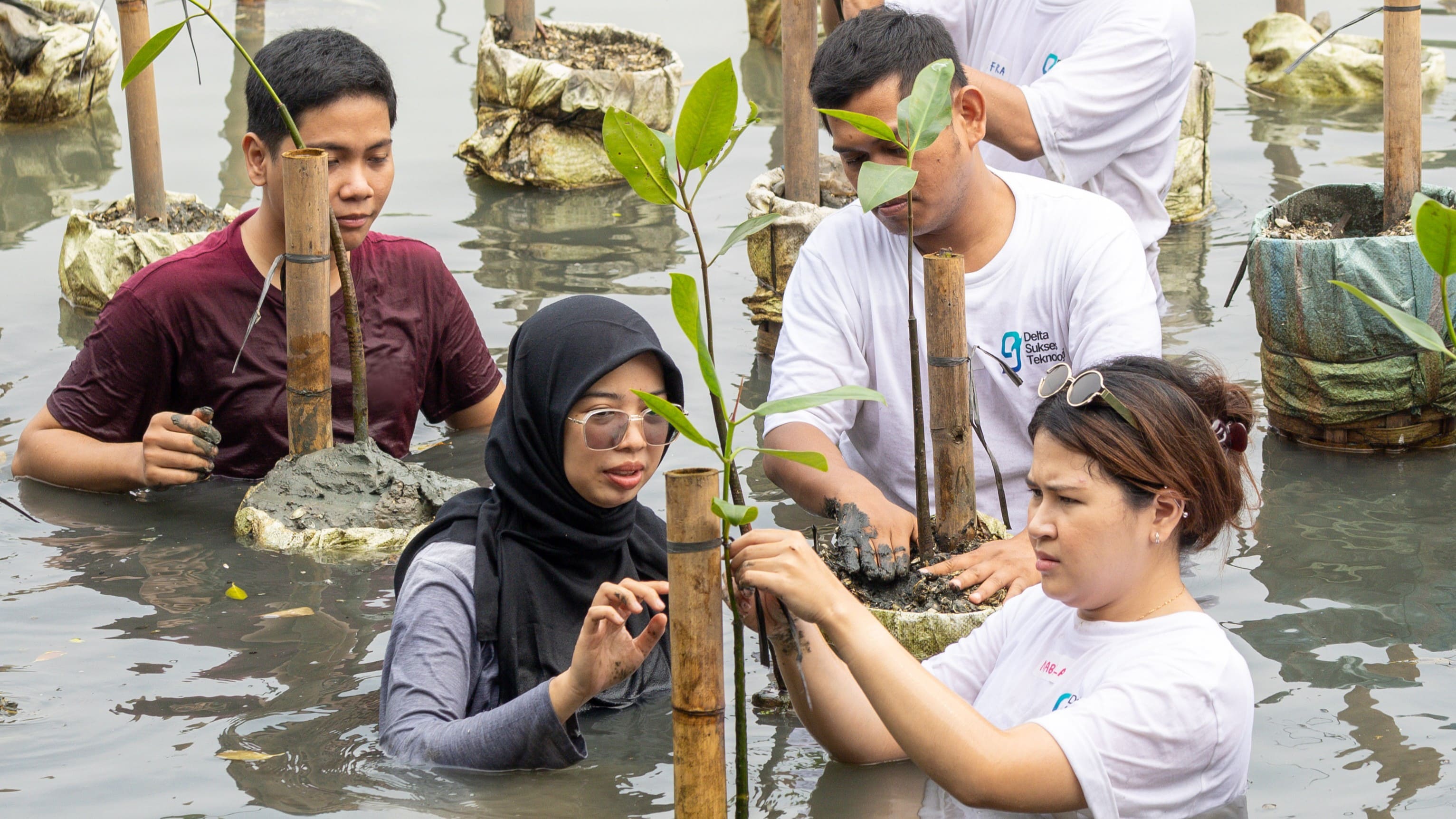 RAYAKAN SEMANGAT KEMERDEKAAN LEWAT AKSI PEDULI BUMI